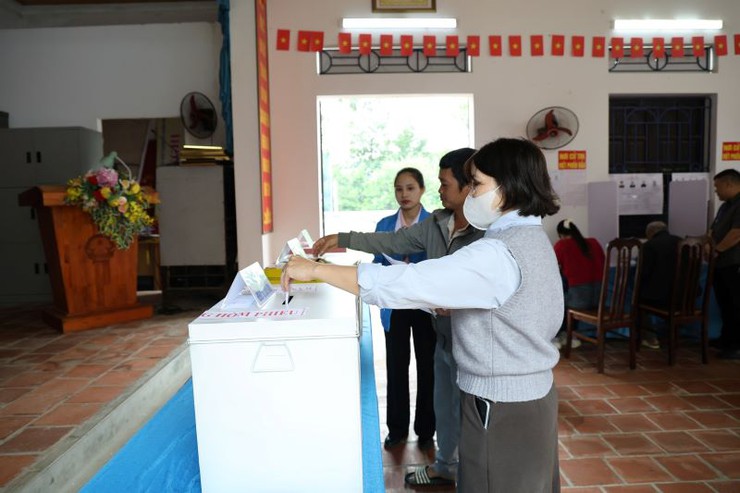 Cử tri Xuân Mai phấn khởi tham gia ngày hội bầu cử tại khu vực bỏ phiếu số 24, 25.- Ảnh 4.