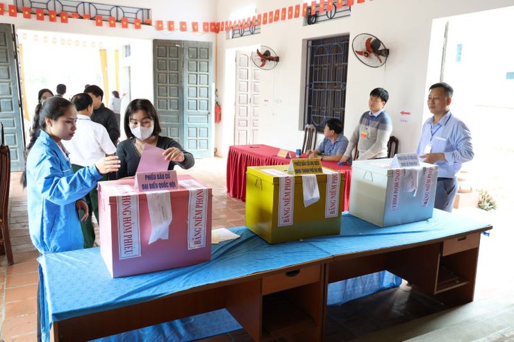 Cử tri Xuân Mai phấn khởi tham gia ngày hội bầu cử tại khu vực bỏ phiếu số 24, 25.- Ảnh 5.