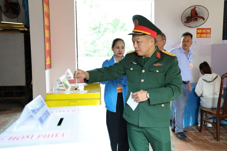 Cử tri Xuân Mai phấn khởi tham gia ngày hội bầu cử tại khu vực bỏ phiếu số 24, 25.- Ảnh 6.