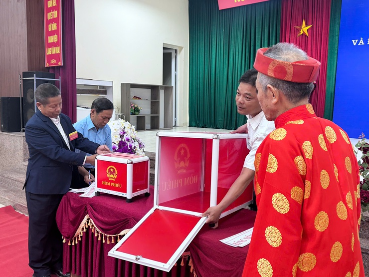 Hát Môn khai mạc sớm tại 2 khu vực bỏ phiếu từ 6 giờ sáng- Ảnh 4.