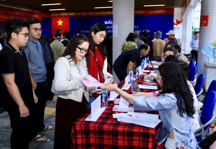 Cử tri phường Giảng Võ nô nức thực hiện quyền bầu cử- Ảnh 1.