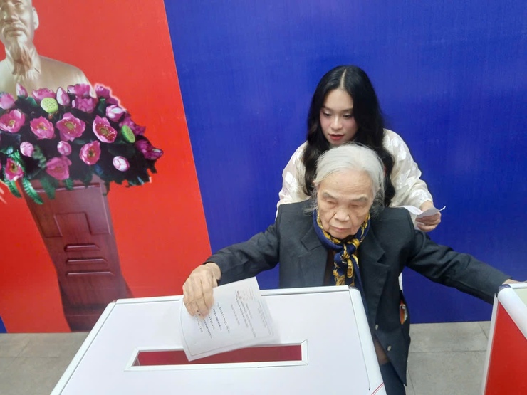 Cử tri phường Ba Đình nô nức, phấn khởi trong Ngày hội lớn của toàn dân- Ảnh 8.