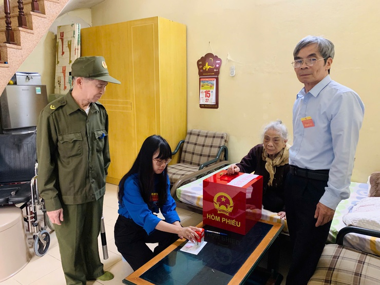 Cử tri phường Ba Đình nô nức, phấn khởi trong Ngày hội lớn của toàn dân- Ảnh 9.