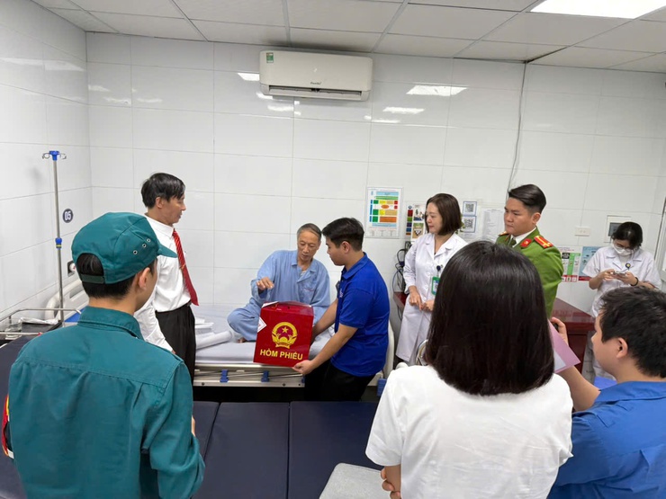 Cử tri phường Ba Đình nô nức, phấn khởi trong Ngày hội lớn của toàn dân- Ảnh 11.