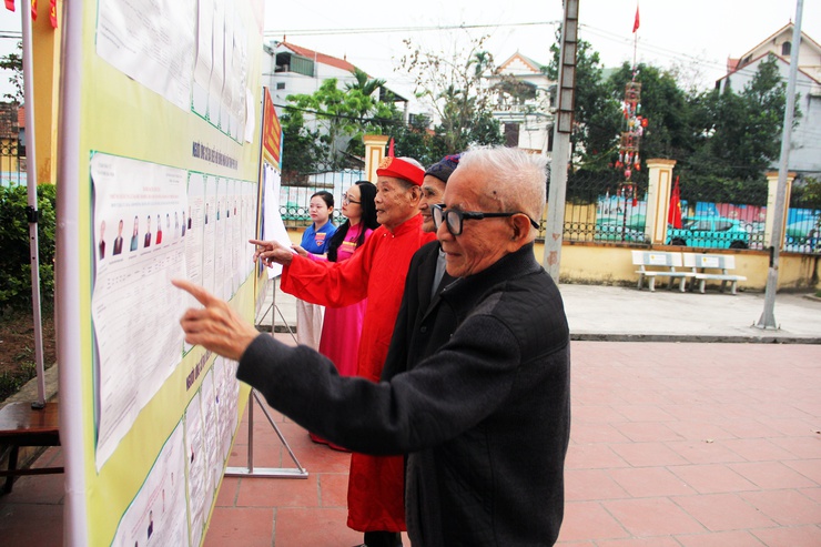 Đồng chí Lê Thị Hạnh - Phó Bí thư Thường trực Đảng ủy xã đã đến dự Lễ khai mạc tại Khu vực bỏ phiếu số 09, thôn Lam Điền.- Ảnh 1.