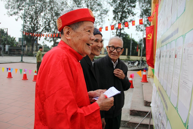 Đồng chí Lê Thị Hạnh - Phó Bí thư Thường trực Đảng ủy xã đã đến dự Lễ khai mạc tại Khu vực bỏ phiếu số 09, thôn Lam Điền.- Ảnh 2.