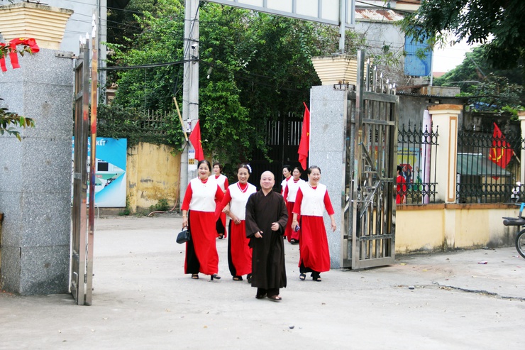 Đồng chí Lê Thị Hạnh - Phó Bí thư Thường trực Đảng ủy xã đã đến dự Lễ khai mạc tại Khu vực bỏ phiếu số 09, thôn Lam Điền.- Ảnh 3.