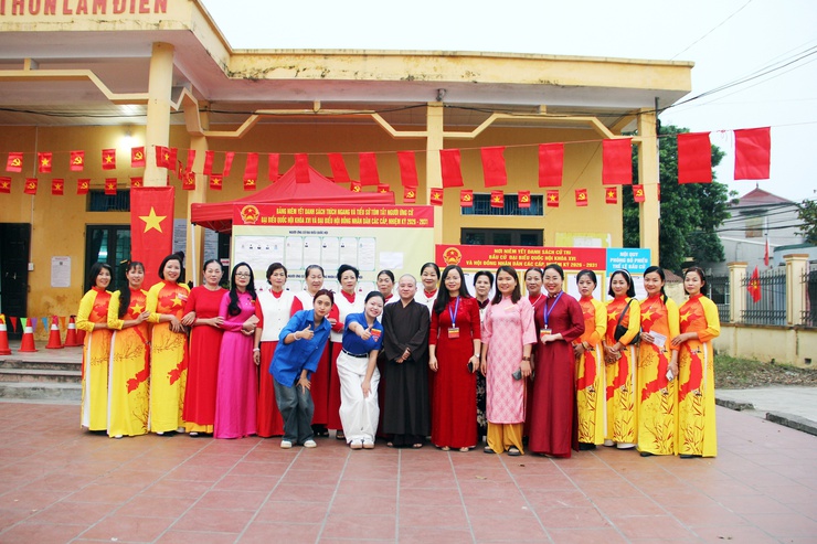 Đồng chí Lê Thị Hạnh - Phó Bí thư Thường trực Đảng ủy xã đã đến dự Lễ khai mạc tại Khu vực bỏ phiếu số 09, thôn Lam Điền.- Ảnh 4.