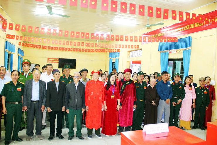 Đồng chí Lê Thị Hạnh - Phó Bí thư Thường trực Đảng ủy xã đã đến dự Lễ khai mạc tại Khu vực bỏ phiếu số 09, thôn Lam Điền.- Ảnh 5.