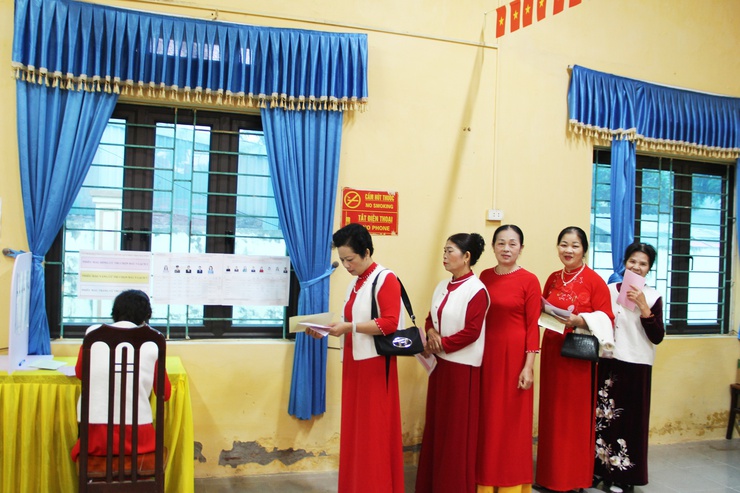 Đồng chí Lê Thị Hạnh - Phó Bí thư Thường trực Đảng ủy xã đã đến dự Lễ khai mạc tại Khu vực bỏ phiếu số 09, thôn Lam Điền.- Ảnh 8.