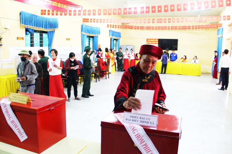 Đồng chí Lê Thị Hạnh - Phó Bí thư Thường trực Đảng ủy xã đã đến dự Lễ khai mạc tại Khu vực bỏ phiếu số 09, thôn Lam Điền.- Ảnh 6.