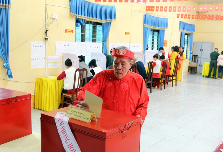 Đồng chí Lê Thị Hạnh - Phó Bí thư Thường trực Đảng ủy xã đã đến dự Lễ khai mạc tại Khu vực bỏ phiếu số 09, thôn Lam Điền.- Ảnh 7.