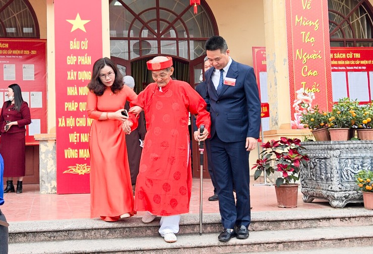 ĐỒNG CHÍ BÍ THƯ ĐẢNG UỶ XÃ PHÚ XUYÊN DỰ KHAI MẠC BỎ PHIẾU TẠI KHU VỰC BỎ PHIẾU SỐ 2, THÔN THAO CHÍNH- Ảnh 11.