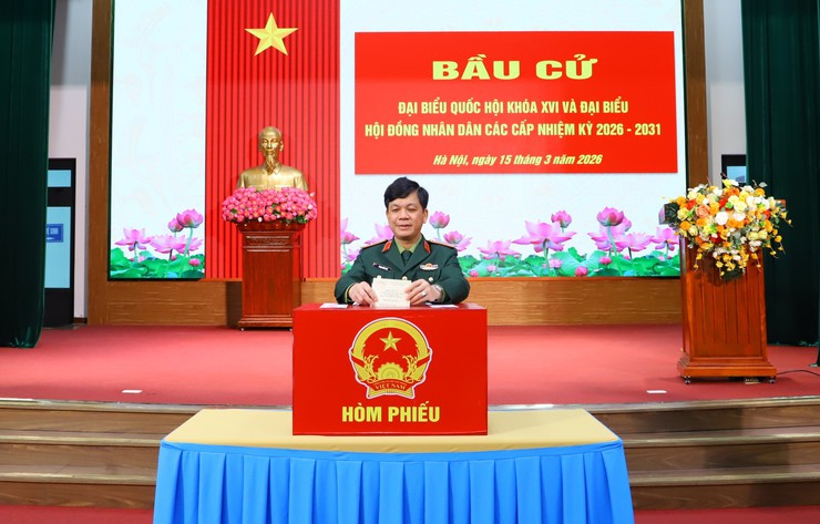 Rộn ràng ngày hội non sông tại các điểm bỏ phiếu ở xã Bát Tràng- Ảnh 9.