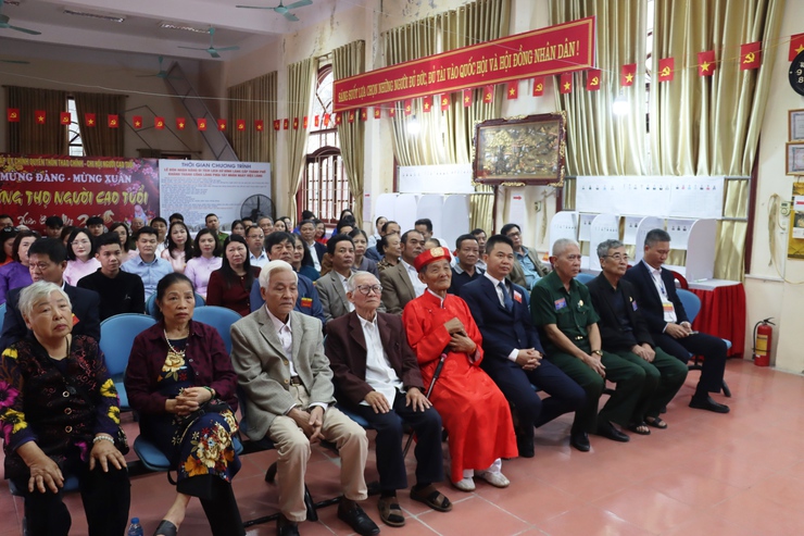 ĐỒNG CHÍ BÍ THƯ ĐẢNG UỶ XÃ PHÚ XUYÊN DỰ KHAI MẠC BỎ PHIẾU TẠI KHU VỰC BỎ PHIẾU SỐ 2, THÔN THAO CHÍNH- Ảnh 2.