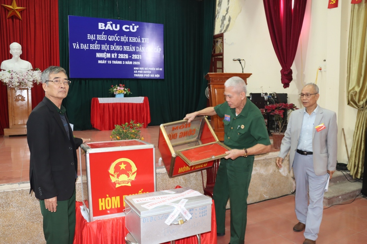 ĐỒNG CHÍ BÍ THƯ ĐẢNG UỶ XÃ PHÚ XUYÊN DỰ KHAI MẠC BỎ PHIẾU TẠI KHU VỰC BỎ PHIẾU SỐ 2, THÔN THAO CHÍNH- Ảnh 3.