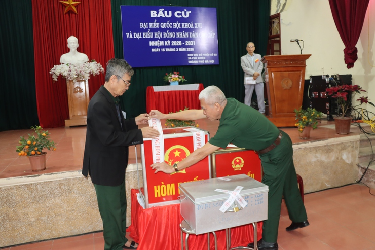 ĐỒNG CHÍ BÍ THƯ ĐẢNG UỶ XÃ PHÚ XUYÊN DỰ KHAI MẠC BỎ PHIẾU TẠI KHU VỰC BỎ PHIẾU SỐ 2, THÔN THAO CHÍNH- Ảnh 4.