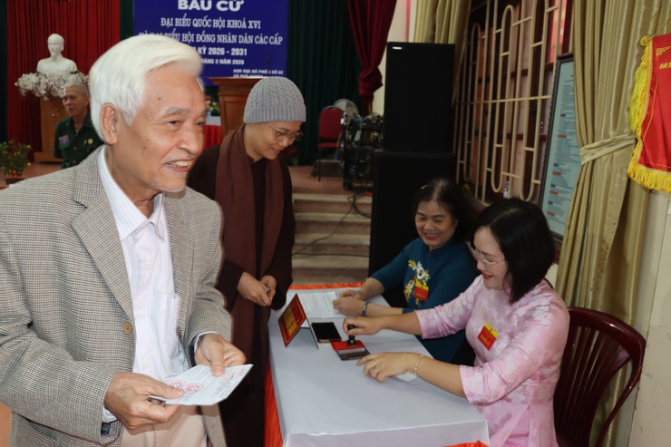 ĐỒNG CHÍ BÍ THƯ ĐẢNG UỶ XÃ PHÚ XUYÊN DỰ KHAI MẠC BỎ PHIẾU TẠI KHU VỰC BỎ PHIẾU SỐ 2, THÔN THAO CHÍNH- Ảnh 10.