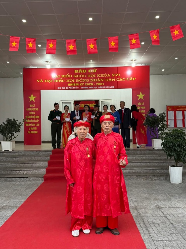 Rộn ràng ngày hội bầu cử tại phường Phúc Lợi- Ảnh 1.