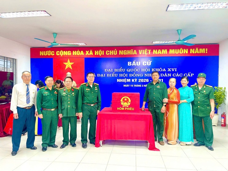 Rộn ràng ngày hội bầu cử tại phường Phúc Lợi- Ảnh 3.