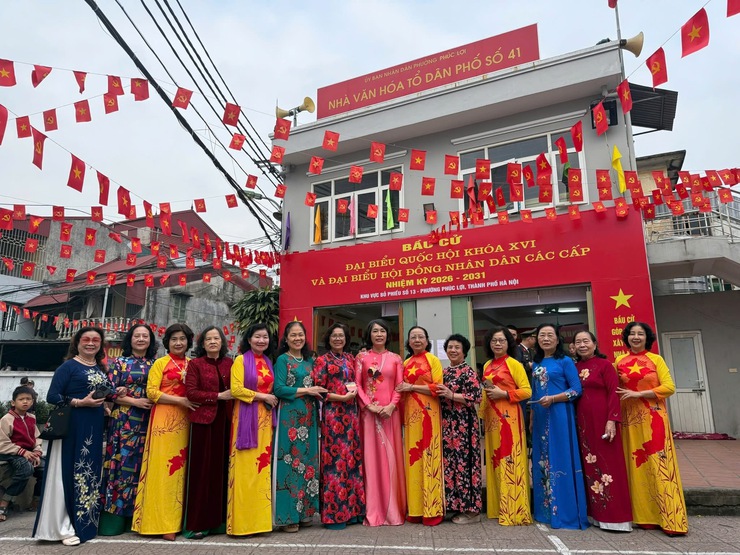 Rộn ràng ngày hội bầu cử tại phường Phúc Lợi- Ảnh 7.