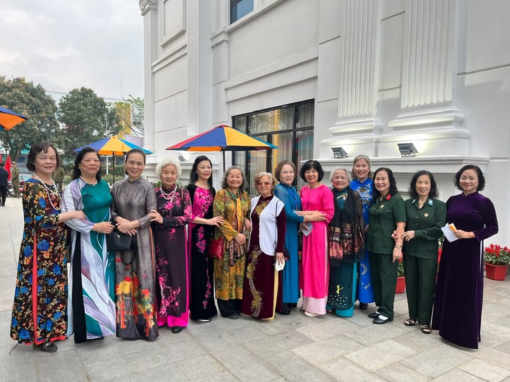 Rộn ràng ngày hội bầu cử tại phường Phúc Lợi- Ảnh 9.