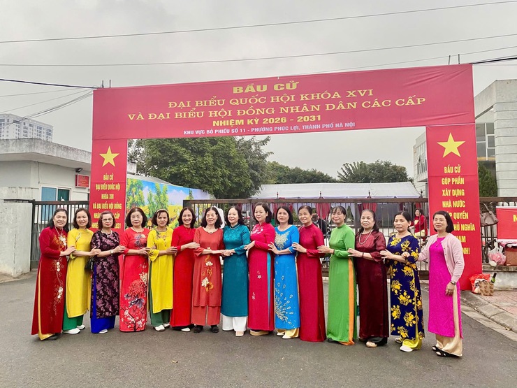 Rộn ràng ngày hội bầu cử tại phường Phúc Lợi- Ảnh 10.