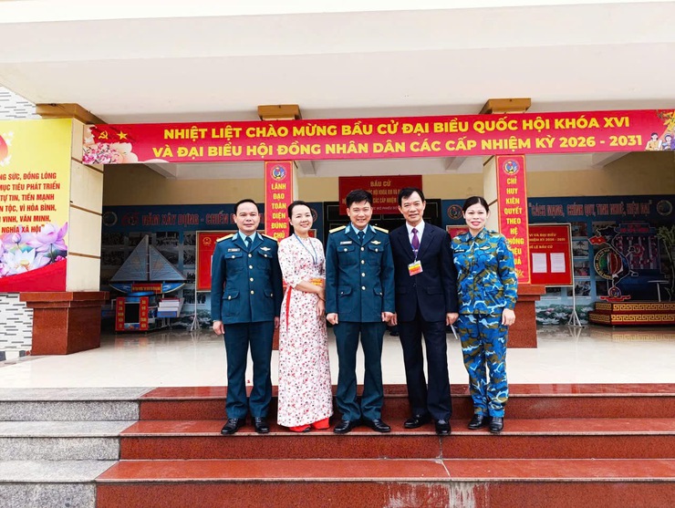 Rộn ràng ngày hội bầu cử tại phường Phúc Lợi- Ảnh 12.