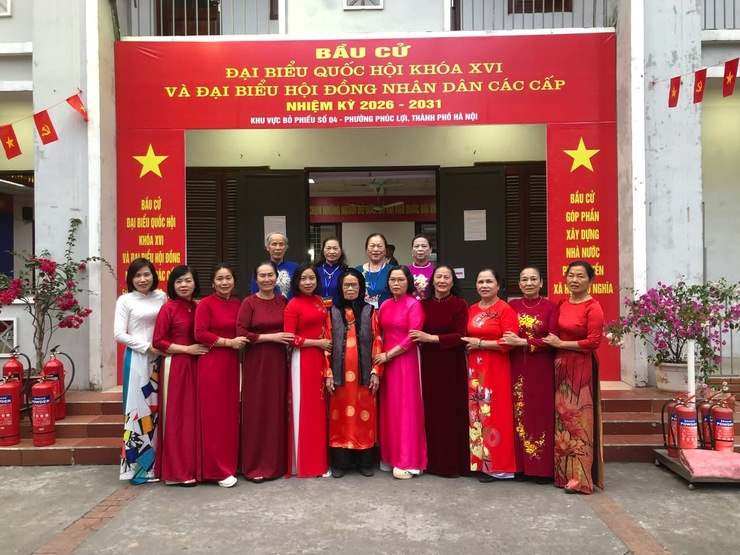 Rộn ràng ngày hội bầu cử tại phường Phúc Lợi- Ảnh 13.