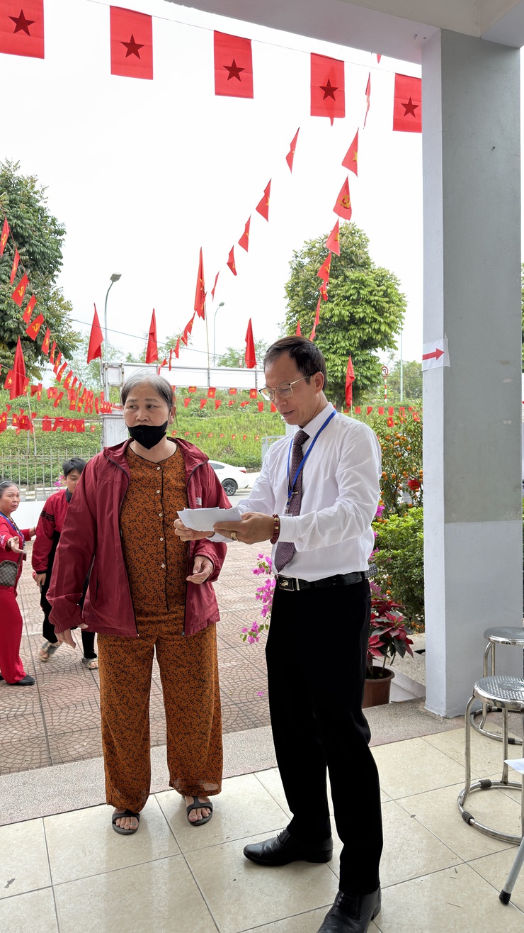 Đến 17h00, tỷ lệ cử tri toàn phường đi bỏ phiếu đạt 94%- Ảnh 4.