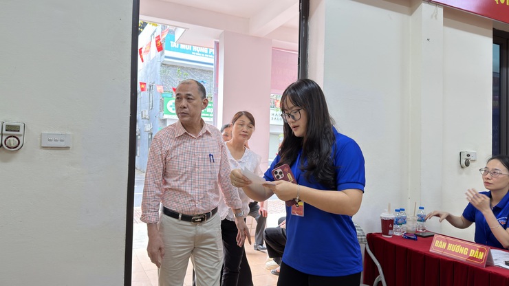 Đến 17h00, tỷ lệ cử tri toàn phường đi bỏ phiếu đạt 94%- Ảnh 3.