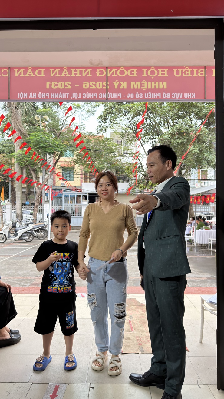 Đến 17h00, tỷ lệ cử tri toàn phường đi bỏ phiếu đạt 94%- Ảnh 2.