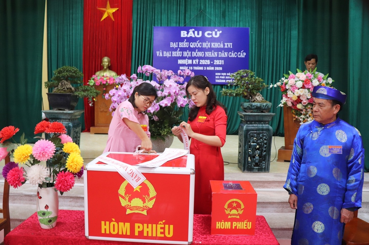 Đồng chí Phó Bí thư Thường trực về dự khai mạc Ngày bầu cử  đại biểu Quốc hội và đại biểu Hội đồng nhân dân các cấp nhiệm kỳ 2026-2031 tại thôn Đông Đoài.- Ảnh 4.
