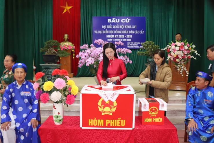 Đồng chí Phó Bí thư Thường trực về dự khai mạc Ngày bầu cử  đại biểu Quốc hội và đại biểu Hội đồng nhân dân các cấp nhiệm kỳ 2026-2031 tại thôn Đông Đoài.- Ảnh 9.