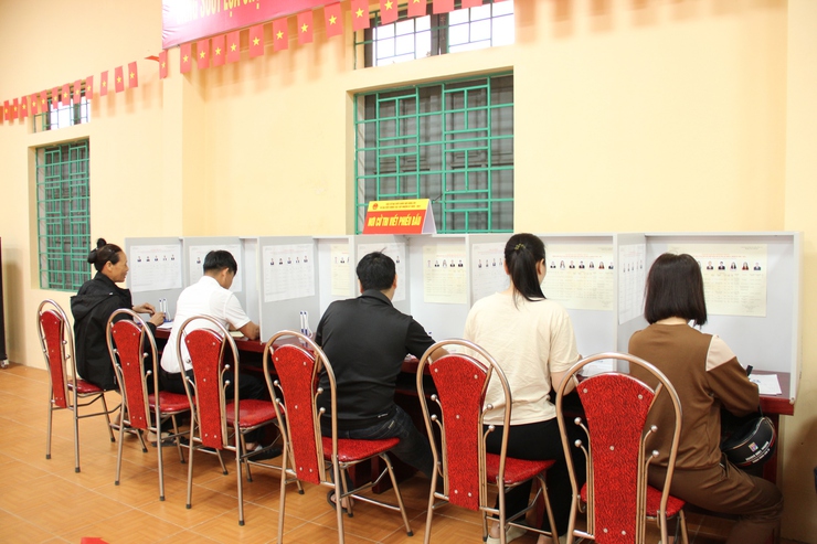 Cử tri xã Hòa Lạc hân hoan tham gia ngày hội bầu cử!- Ảnh 11.