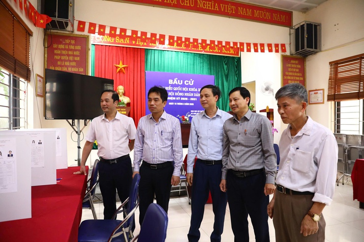 Lãnh đạo UBND xã Sơn Đồng kiểm tra công tác chuẩn bị bầu cử tại các đơn vị bầu cử trên địa bàn xã- Ảnh 2.