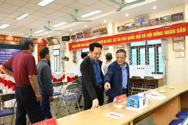 Lãnh đạo UBND xã Sơn Đồng kiểm tra công tác chuẩn bị bầu cử tại các đơn vị bầu cử trên địa bàn xã- Ảnh 4.