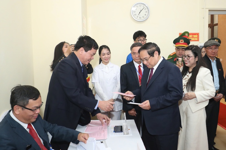 Thủ tướng Chính phủ Phạm Minh Chính bỏ phiếu tại Khu vực bầu cử số 21, phường Tây Hồ- Ảnh 5.