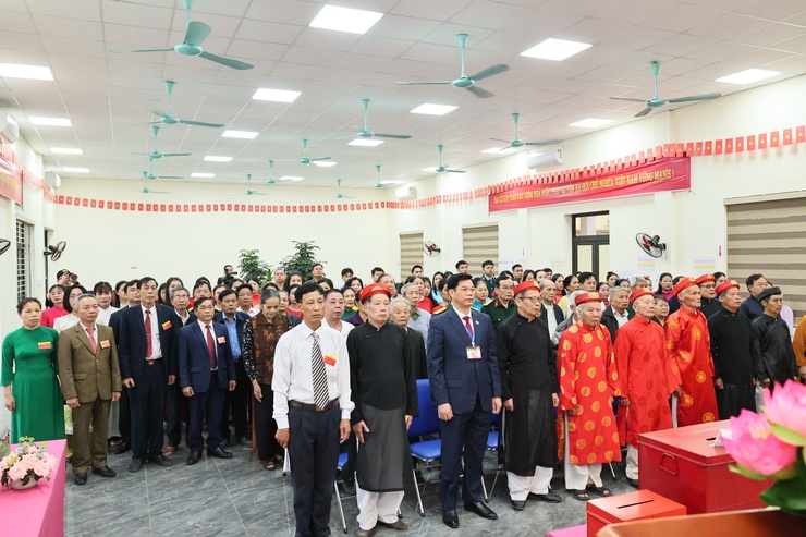 Những hình ảnh đồng chí Bí thư Đảng ủy, Chủ tịch HĐND xã Quảng Bị Nguyễn Trường Năng dự khai mạc bầu cử tại khu vực bỏ phiếu số 10 - Ảnh 1.