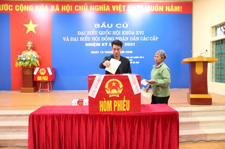 Cử tri xã Hòa Lạc hân hoan tham gia ngày hội bầu cử!- Ảnh 15.