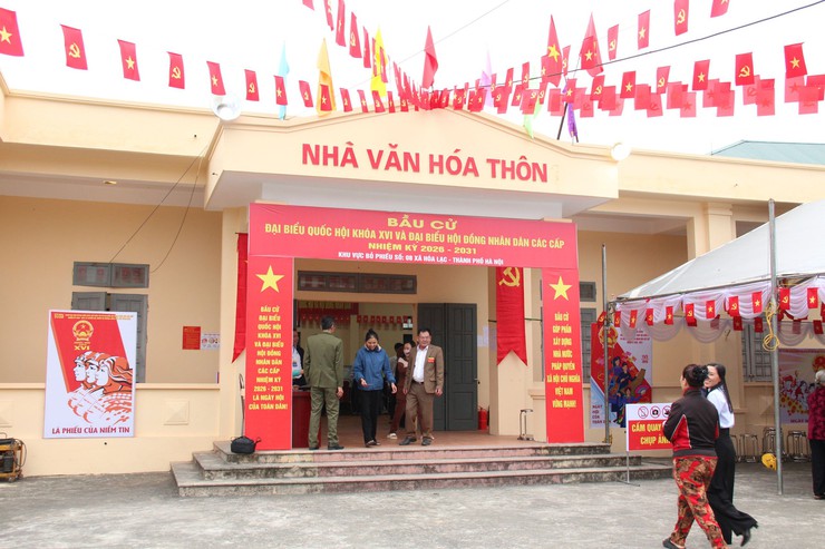 Cử tri xã Hòa Lạc hân hoan tham gia ngày hội bầu cử!- Ảnh 1.