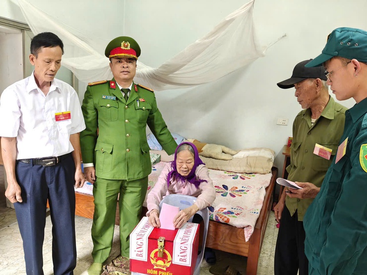 Cử tri Thuận An phấn khởi tham gia bầu cử- Ảnh 7.