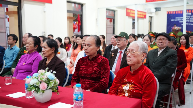 Đồng chí Nguyễn Thanh Bình - Bí thư Đảng ủy xã dự Lễ khai mạc bầu cử tại Khu vực bỏ phiếu số 31 thôn Yên Vĩnh- Ảnh 2.