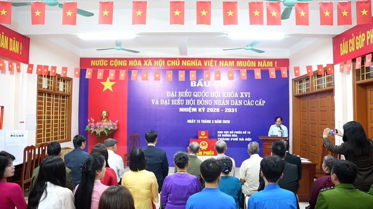 Đồng chí Bí thư Đảng uỷ xã dự Khai mạc và bỏ phiếu bầu cử tại khu vực bỏ phiếu số 10 thôn Chàng Chợ- Ảnh 1.