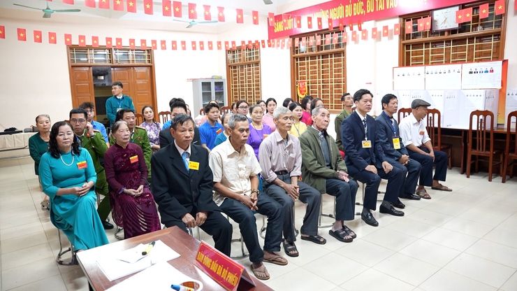 Đồng chí Bí thư Đảng uỷ xã dự Khai mạc và bỏ phiếu bầu cử tại khu vực bỏ phiếu số 10 thôn Chàng Chợ- Ảnh 2.