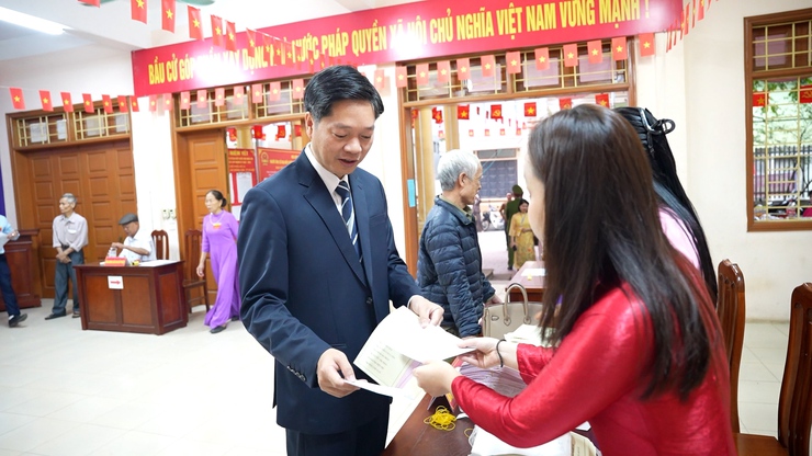 Đồng chí Bí thư Đảng uỷ xã dự Khai mạc và bỏ phiếu bầu cử tại khu vực bỏ phiếu số 10 thôn Chàng Chợ- Ảnh 4.