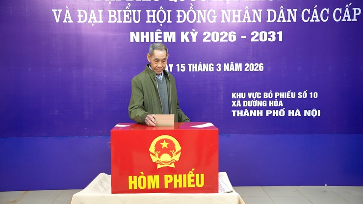 Đồng chí Bí thư Đảng uỷ xã dự Khai mạc và bỏ phiếu bầu cử tại khu vực bỏ phiếu số 10 thôn Chàng Chợ- Ảnh 7.