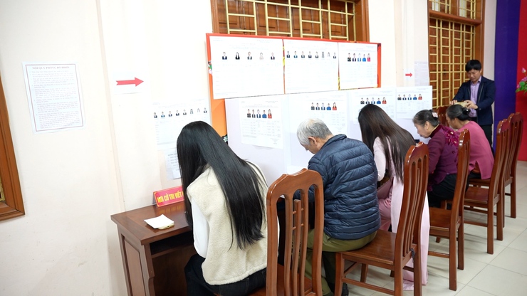 Đồng chí Bí thư Đảng uỷ xã dự Khai mạc và bỏ phiếu bầu cử tại khu vực bỏ phiếu số 10 thôn Chàng Chợ- Ảnh 5.