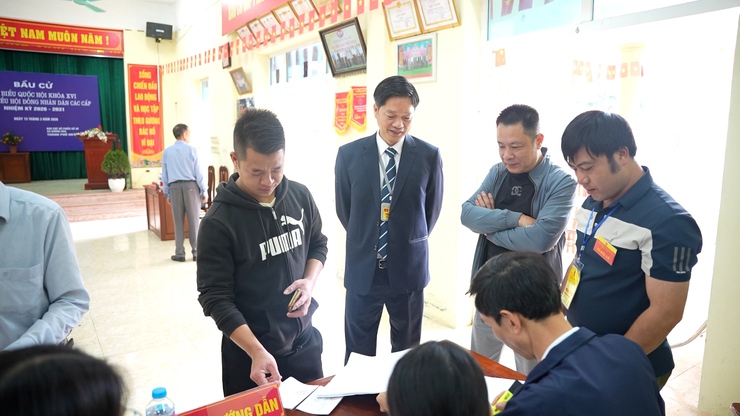 Đồng chí Bí Thư Đảng uỷ xã đi kiểm tra tiến độ bầu cử trên địa bàn xã- Ảnh 1.