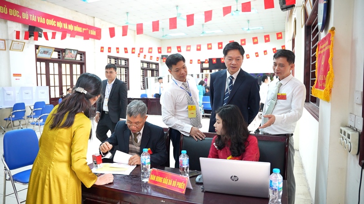 Đồng chí Bí Thư Đảng uỷ xã đi kiểm tra tiến độ bầu cử trên địa bàn xã- Ảnh 2.